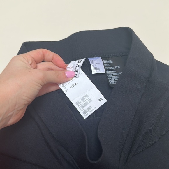 ❤️🆕 H & M black stretchy midi skirt size small - Picture 3 of 4